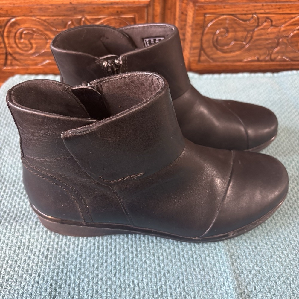 Clarks Women's Leather Zip Up Ankle Boots Black Size 5 1/2 Flat Soft Comfort - Picture 2 of 6